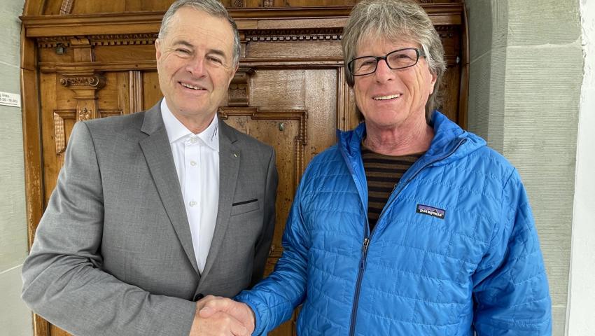 Ortspräsident Harald Herrsche (links) gratuliert Herbert Markovits zur ihm verliehenen Ehrenbürgerwürde.. Ortspräsident Harald Herrsche (links) gratuliert Herbert Markovits zur ihm verliehenen Ehrenbürgerwürde..