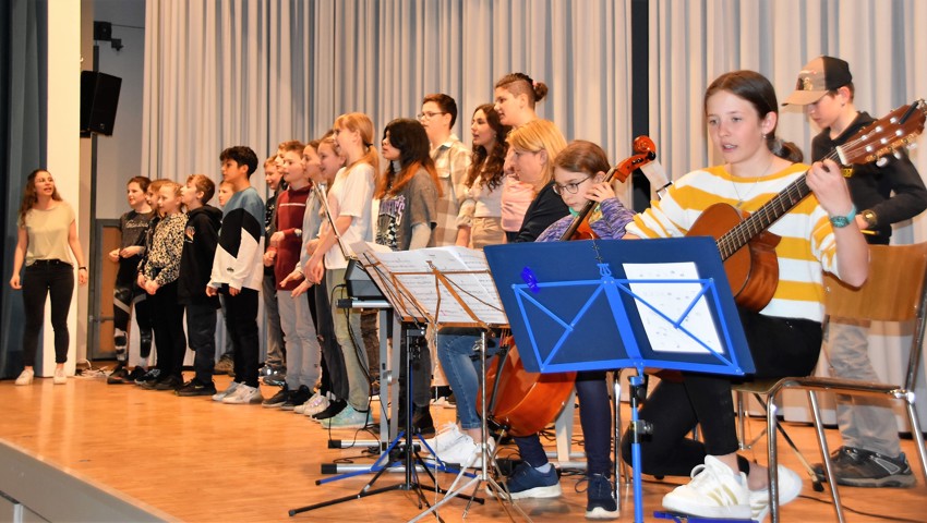 Die Ekmo-Versammlung wurde musikalisch von der Klasse 6a eröffnet. Die Ekmo-Versammlung wurde musikalisch von der Klasse 6a eröffnet.