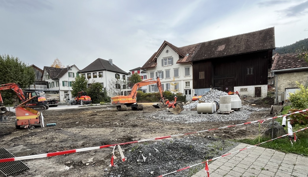 Der grosse Platz hinter dem Gasthaus Krone wird erneuert und mit vier Bäumen sowie einer Hecke versehen.