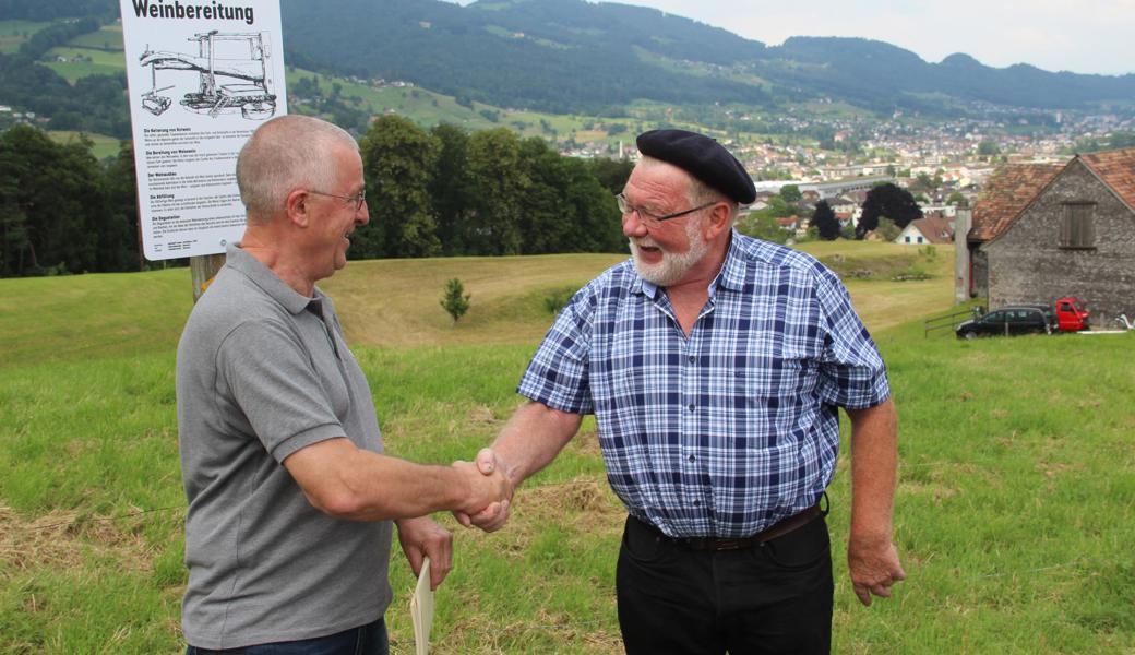 Felix Indermaur, der die Redaktionsarbeit fachlich begleitete, schenkte Jacques Sinz bzw. der Ortsbürgergemeinde zwei antiquarische Exemplare der Schrift "1000 Jahre Weinbau im Sankt Gallischen Rheintal".