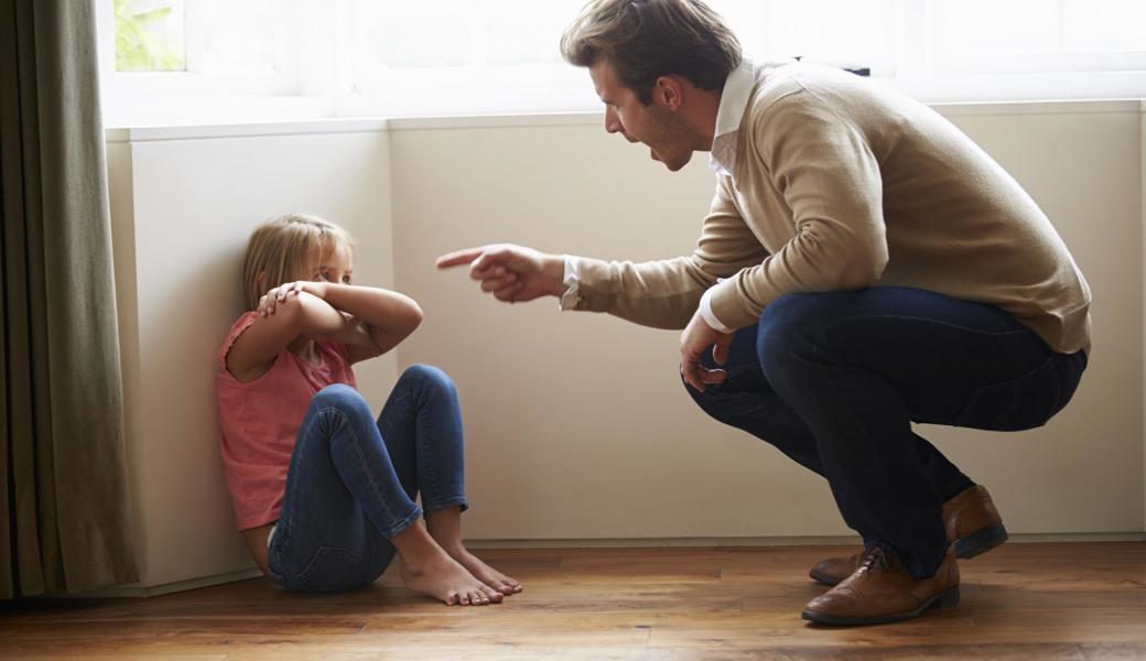 Kinder erziehen ist nicht leicht. Selbst wenn sie manchmal nicht hören wollen: Schlagen darf man sie trotzdem nicht.