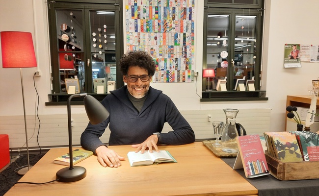 Usama Al Shahmani las in der Bibliothek aus bekannten Romanen