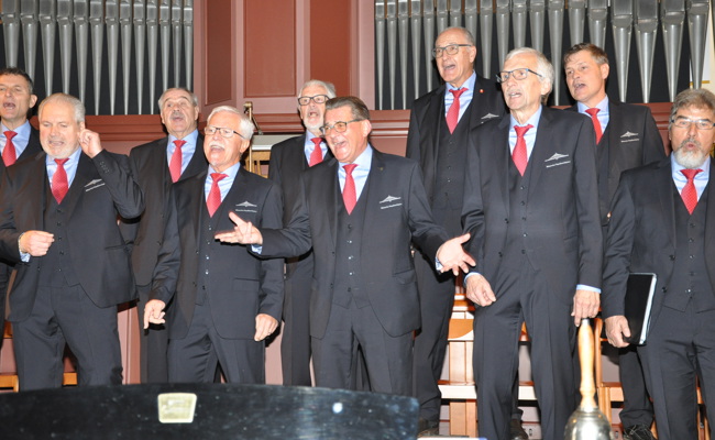 Wie auf einer Schlittenfahrt: Männerchor und Flötenensemble verbreiteten Weihnachtsstimmung