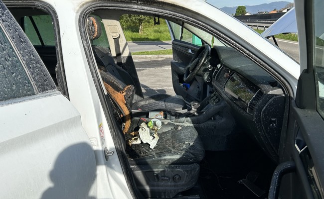 Auto brannte auf der Raststätte - Helfer löschten Flammen, bevor die Feuerwehr kam