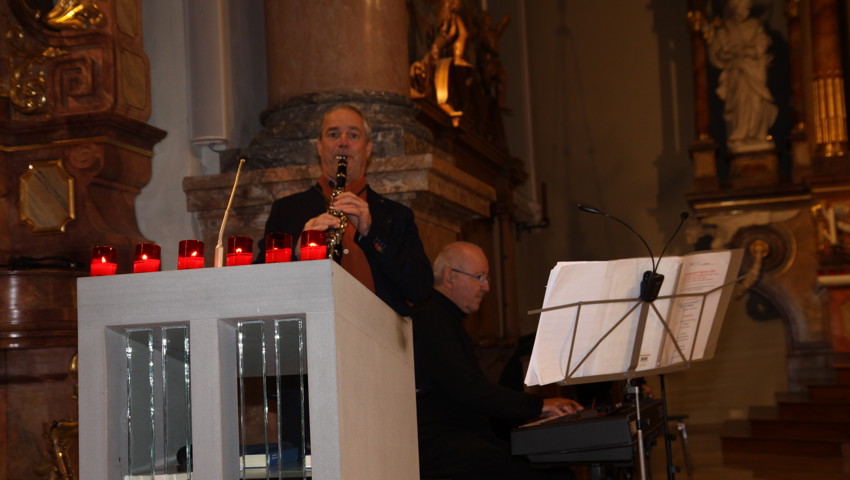 Die Chöre wurden durch eine Band aus Saxofon, Klarinette, Piano und Schlagzeug unterstützt.