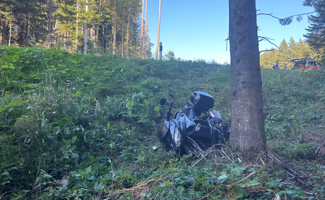 Mit dem Motorrad über die Böschung gefahren