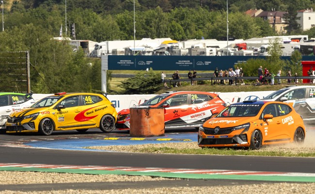 Reto und Nico Wüst fahren in Tschechien in die Top Ten