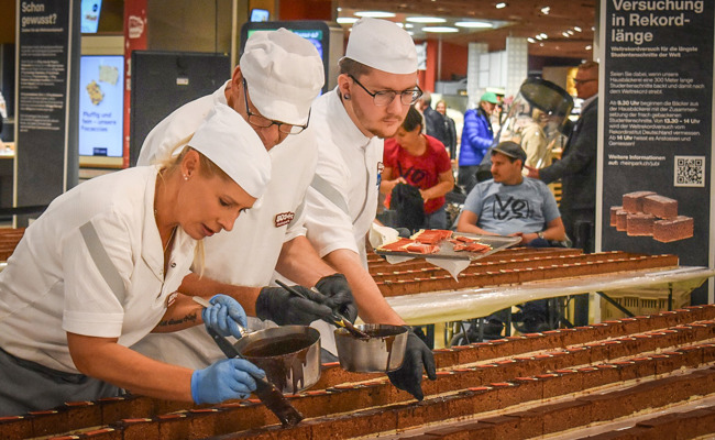 Kuchen-Weltrekord im Rhypark: 300 Meter feinste Studentenschnitte
