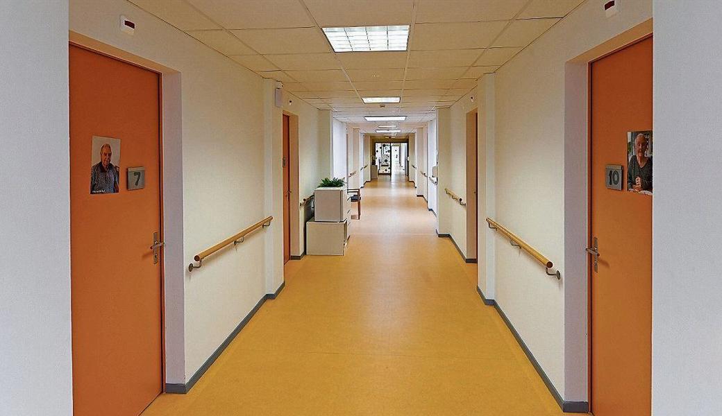 Für alle noch ungewohnt lang: Der Mittelgang des Modulbaus.