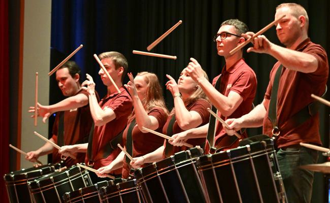 Zweieinhalb Stunden hochstehende Blasmusik und artistische Tambouren am Herbstkonzert