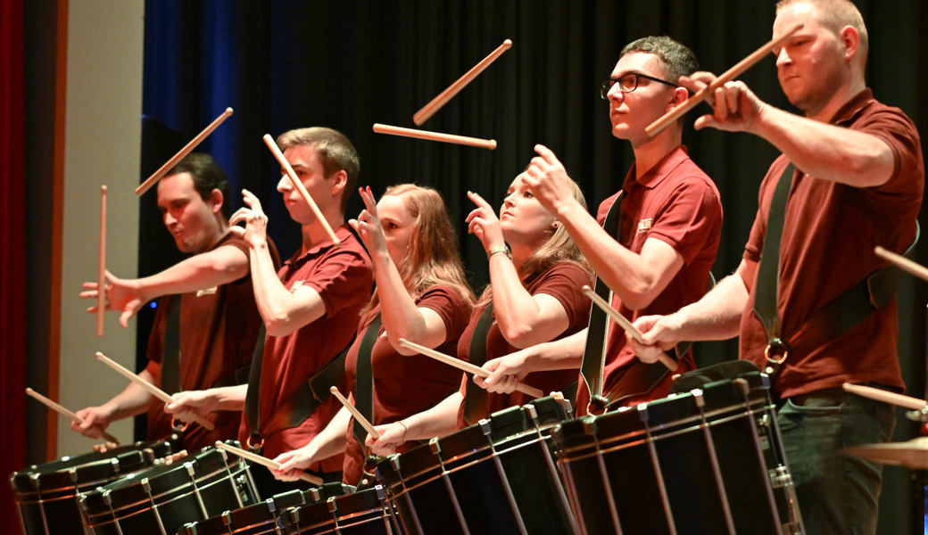 Zweieinhalb Stunden hochstehende Blasmusik und artistische Tambouren am Herbstkonzert