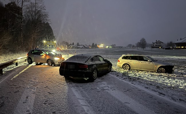 Zwei Autos sind frontal zusammengestossen auf schneebedeckter Strasse