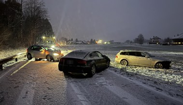 Zwei Autos sind frontal zusammengestossen auf schneebedeckter Strasse