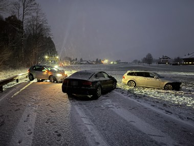 Zwei Autos sind frontal zusammengestossen auf schneebedeckter Strasse