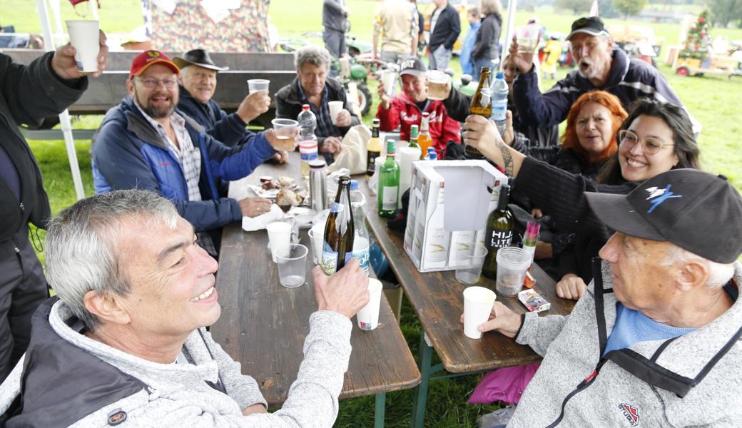 Der Aebi Club Bludenz in geselliger Laune unter dem mitgebrachten Pavillon, der vor dem Regen schützte. 