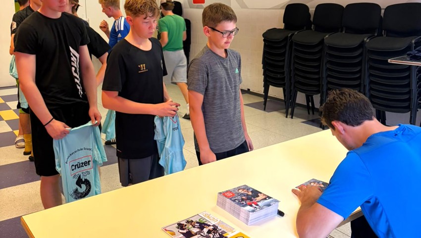 Geduldig erfüllte Nino Niederreiter alle Autogrammwünsche der jungen Spieler.