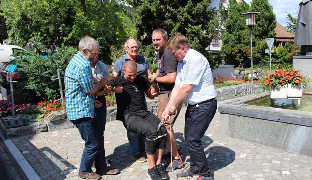 Nach langem Ankämpfen gegen den Wurf ins Wasser, wurde der Polygraf Fabio Pallecchi gegautscht. 