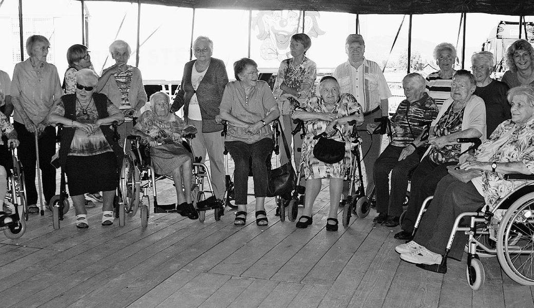 Die Bewohnerinnen und Bewohner des Altersheims Feldhof besuchten den Zirkus Stey.  Bild: pd