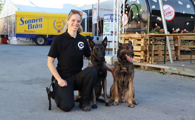 18 Nächte auf Patrouille: Diese Frau sichert die Rhema mit ihren Hunden