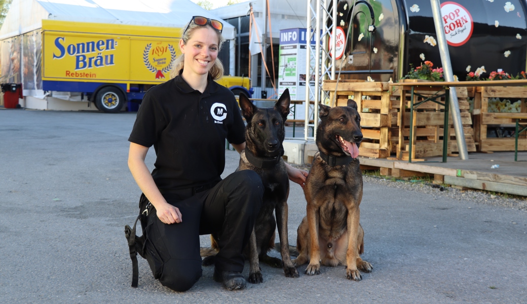 18 Nächte auf Patrouille: Diese Frau sichert die Rhema mit ihren Hunden