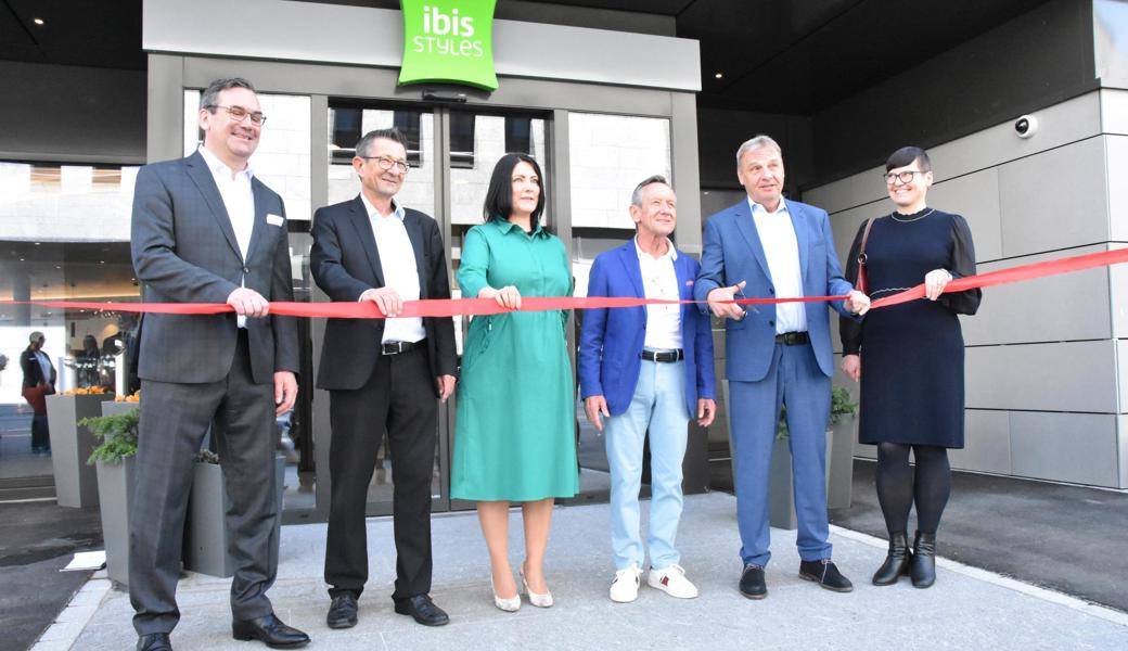 Das Band ist durchschritten: Hotelerööfnung mit Martin Meyer (CEO ITW), Reto Friedauer (Gemeindepräsident), Nicole Weber (General Manager), Peter Vogt (Inhaber ITW), Ulrich Enzinger (Geschäftsführerender Gesellschafter Tristar), Kerstin Harms (Geschäftsführerin Tristar Suisse).