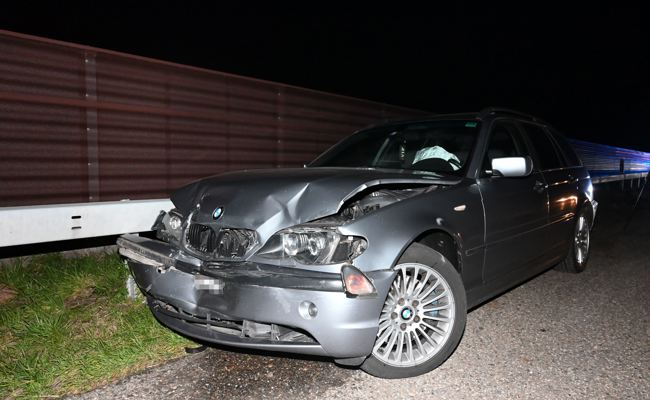 Auf der Autobahn am Steuer eingenickt und in anderes Auto gefahren