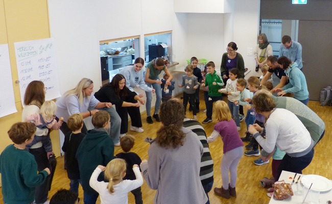 Ökumenische Kirche Kunterbunt zum Thema «Barm-HERZ-ig»