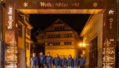 Der Torbogen steht – die Vorfreude auf den Weihnachtsmarkt steigt