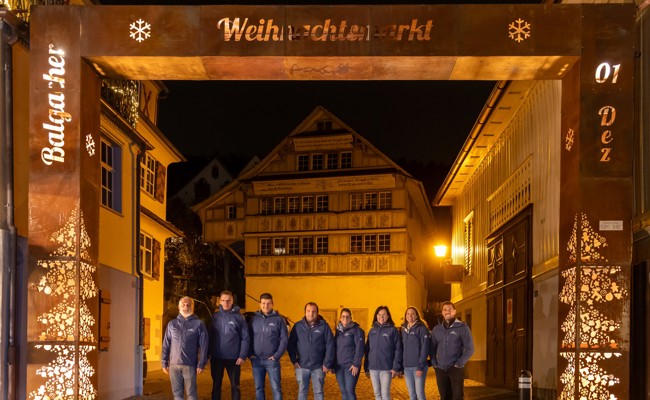 Der Torbogen steht – die Vorfreude auf den Weihnachtsmarkt steigt
