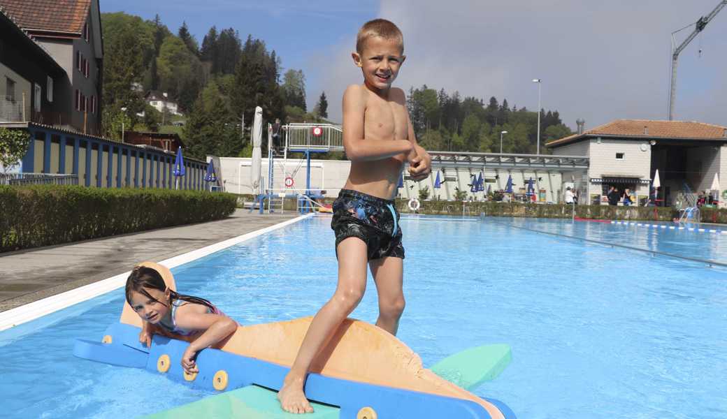 Sie wagten sich in der Badi Ledi in Walzenhausen als Erste ins Wasser. 