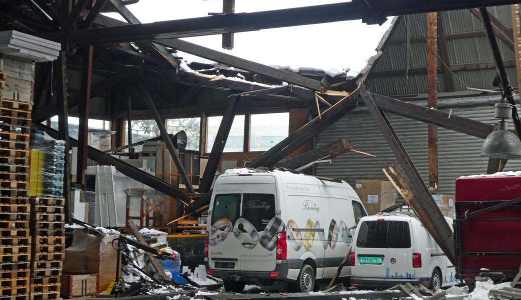Zu den Fahrzeugen und eingelagerten Materialien darf vorläufig niemand. Den Bistrobus durfte Thomas Kobler am Sonntag im Beisein der Feuerwehr aus der Halle fahren.
