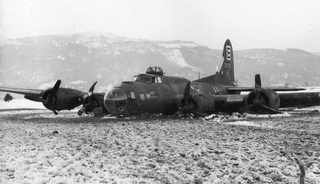 Die B-17 Flying Fortress nach der Bruchlandung im Rheinvorland bei Diepoldsau. 
