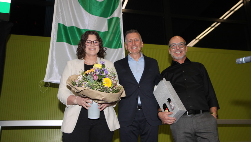 Wurden für ihre Firmentreue vom Geschäftsführer Patrick Zäch (Mitte) geehrt: Livia Kobler und Erich Neff.