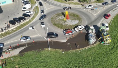 Anhänger kippt bei Traktorunfall: Tausende Liter Gülle ausgelaufen