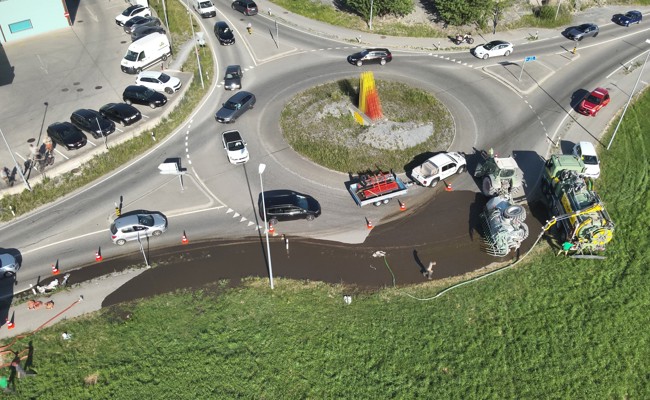 Anhänger kippt bei Traktorunfall: Tausende Liter Gülle ausgelaufen