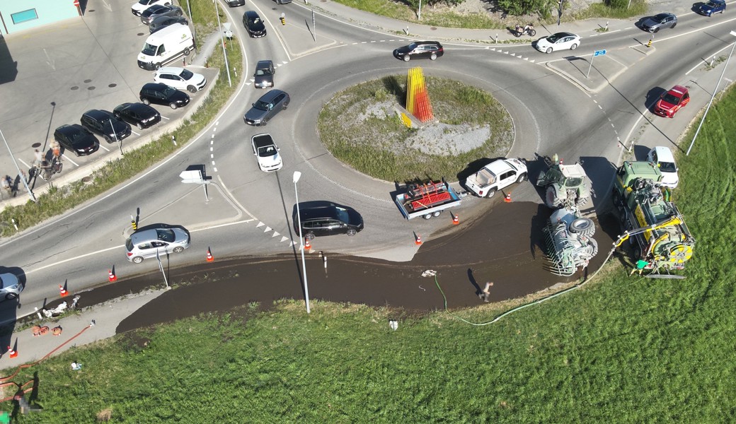 Anhänger kippt bei Traktorunfall: Tausende Liter Gülle ausgelaufen
