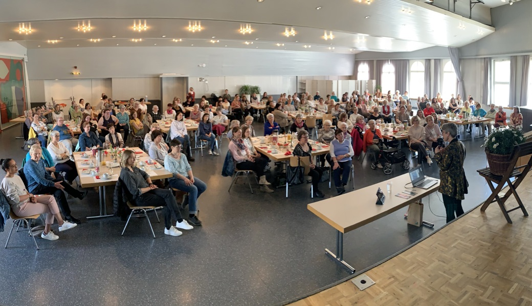 Damaris Kofmehl beim Frauenfrühstückstreffen im Sonnensaal in Altstätten