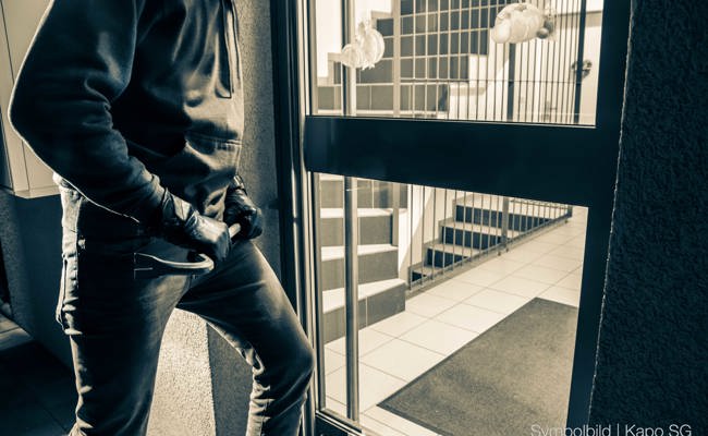 Mitten am Tag in ein Mehrfamilienhaus eingebrochen
