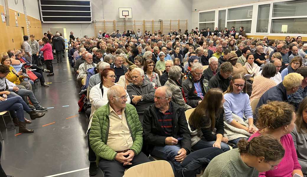 Zur ausserordentlichen Balgacher Schulbürgerversammlung zur Volksmotion "Dorfentwicklung Schulstandort Rössliwiese" kamen 410 Stimmberechtigte