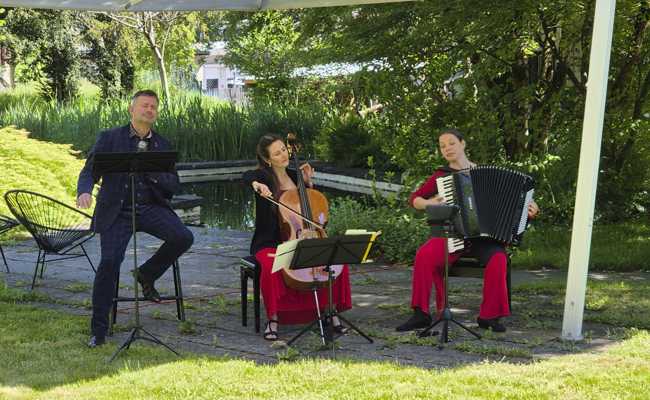 Violoncello und Akkordeon im Gleichklang in der «Villa im Park»