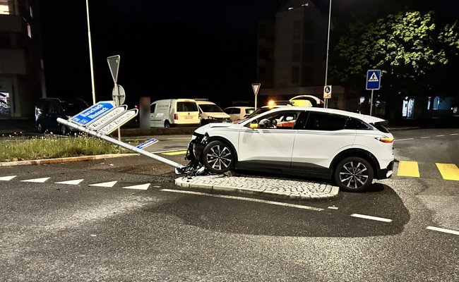 45-Jähriger fährt Wegweiser um - der Ausweis ist weg