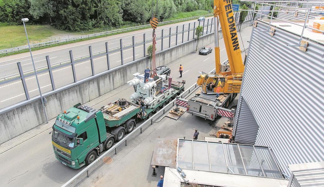 Am Freitagmorgen wurden zwei neue Maschinen geliefert.