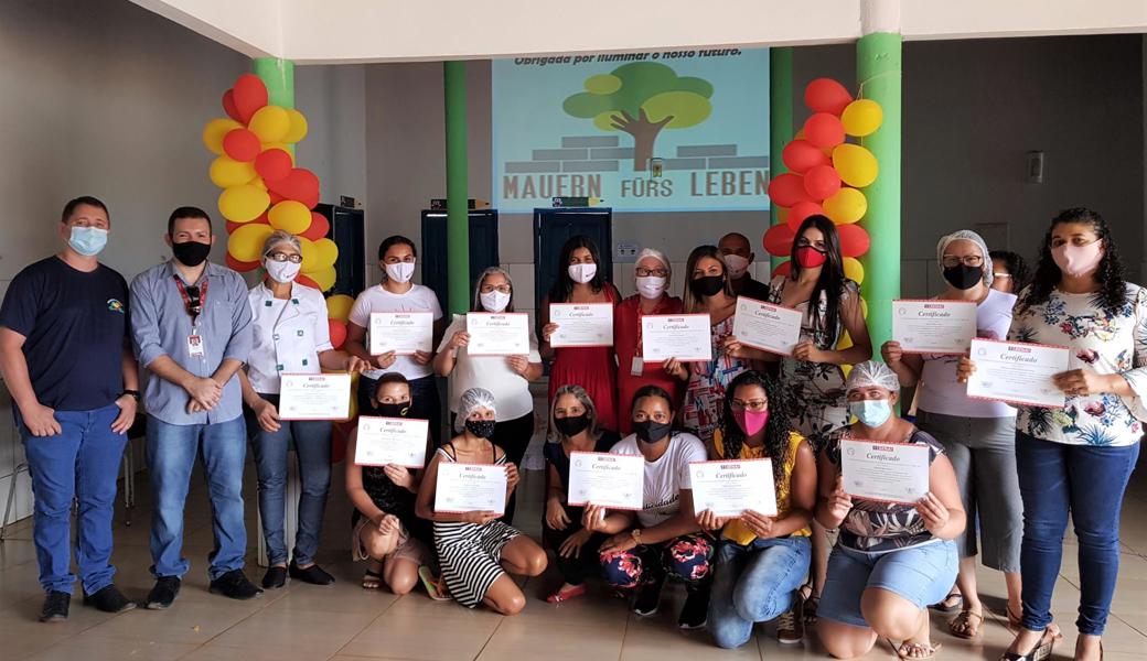 Im rund 20 Kilometer von Fortaleza dos Nogueiras gelegenen Nova Colinas fand ein Kurs für Bäckerinnen und Bäcker statt. Hier zeigen die Absolventinnen und Absolventen ihr Diplom.