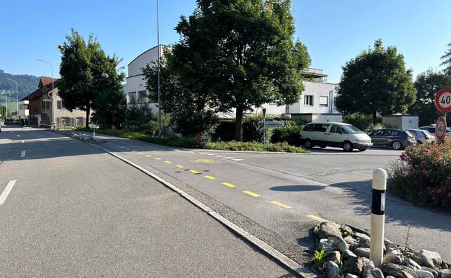Beim Abbiegen: Unfall zwischen Autofahrerin und 50-jährigem E-Bike-Fahrer