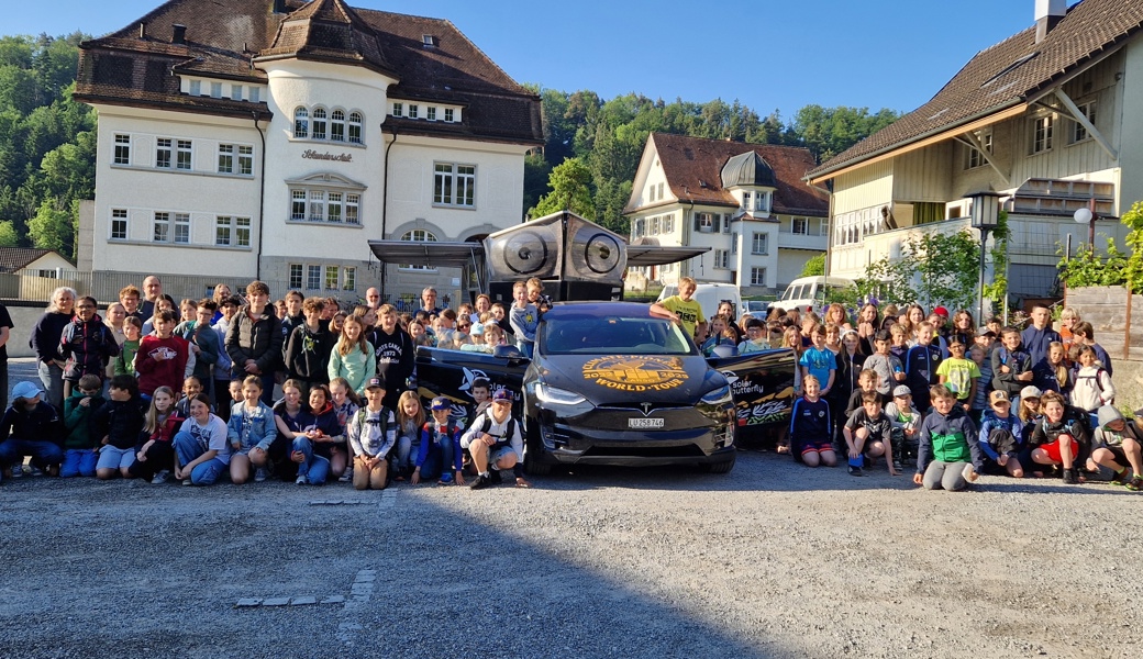 Die Schülerinnen und Schüler der Primarschule Berneck bestaunten den Solar Butterfly