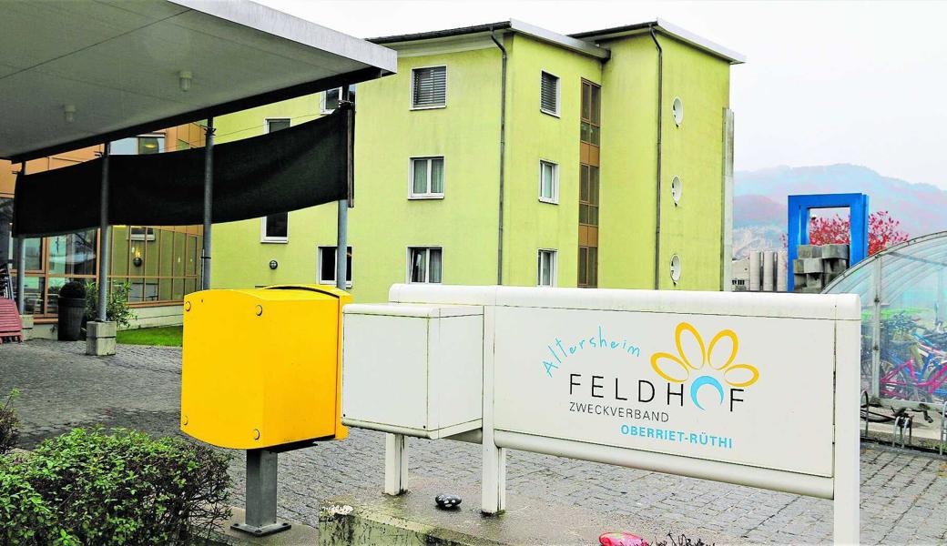 An die Möglichkeit, Angehörige mit einem Brief über ein allfälliges Problem im Altersheim aufzuklären, erinnert ein gelb leuchtender Briefkasten. Doch die Feldhof-Post traf bei den Angehörigen erst ein, als zwei Drittel der Pensionäre infiziert waren. 