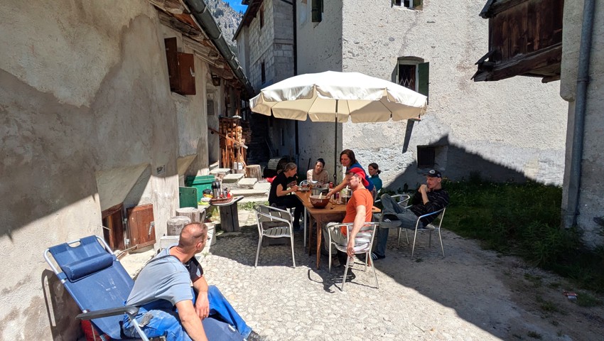 Kaffeepause auf der kleinen Piazza vor dem Convento.