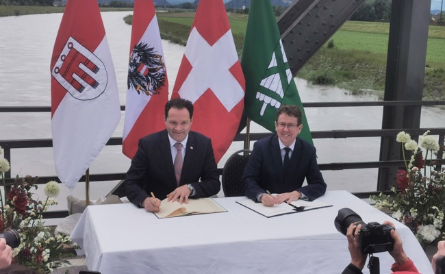 Bundesrat Rösti unterzeichnet Staatsvertrag mit Österreich für mehr Hochwasserschutz beim Rhein