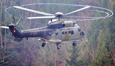 Militär fliegt Durchforstungsholz aus Schutzwäldern aus