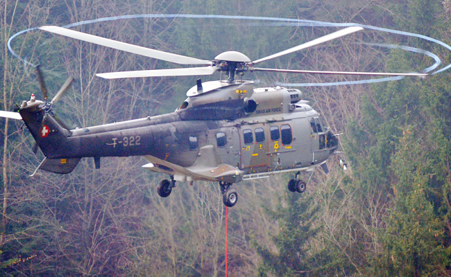 Militär fliegt Durchforstungsholz aus Schutzwäldern aus